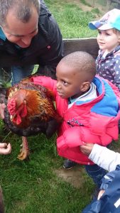 Théo qui tient le coq